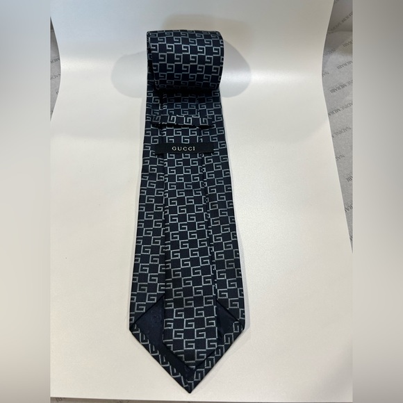 Vintage GUCCI TIE - Picture 2 of 5